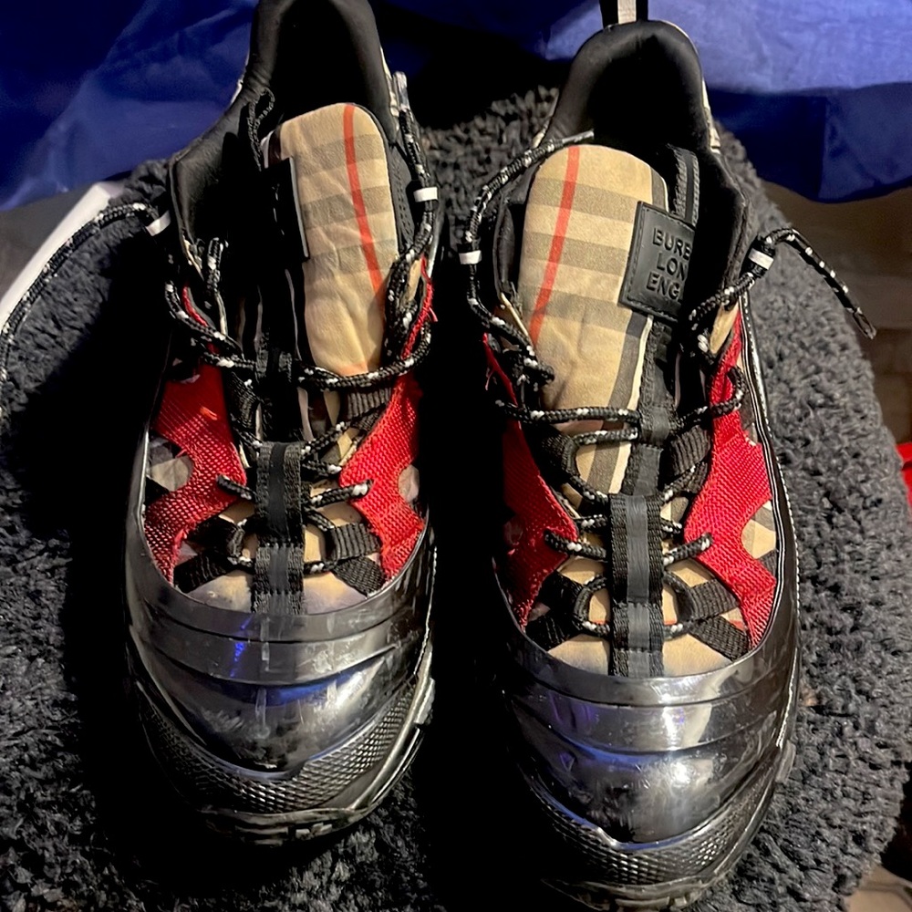 Burberry Arthur
Vintage Check Cotton Nubuck Black Red Archive Beige